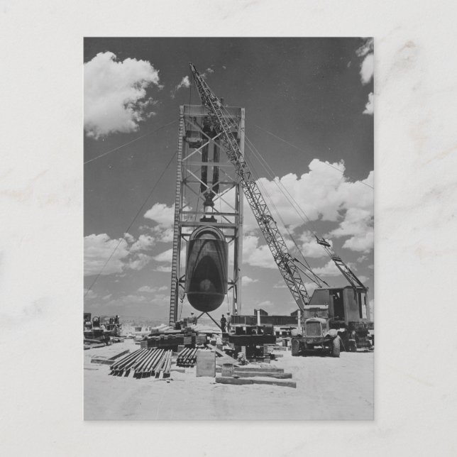 Cartão Postal Bomba atômica jumbo posicionada para o teste de Tr (Frente)