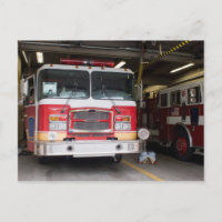 Bombeiros estacionados na estação