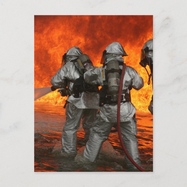 Cartão Postal Bombeiros que combatem um incêndio (Frente)