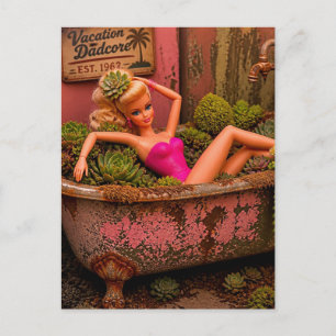 Cartão Postal Boneca Engraçada numa Banheira de Plantas Arte de 