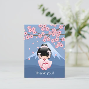 Cartão Postal Boneca Kokeshi Kawaii no Quimono Rosa no Azul Obri