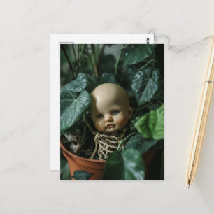 Cartão Postal Boneca Macabra e Ossos em uma Planta
