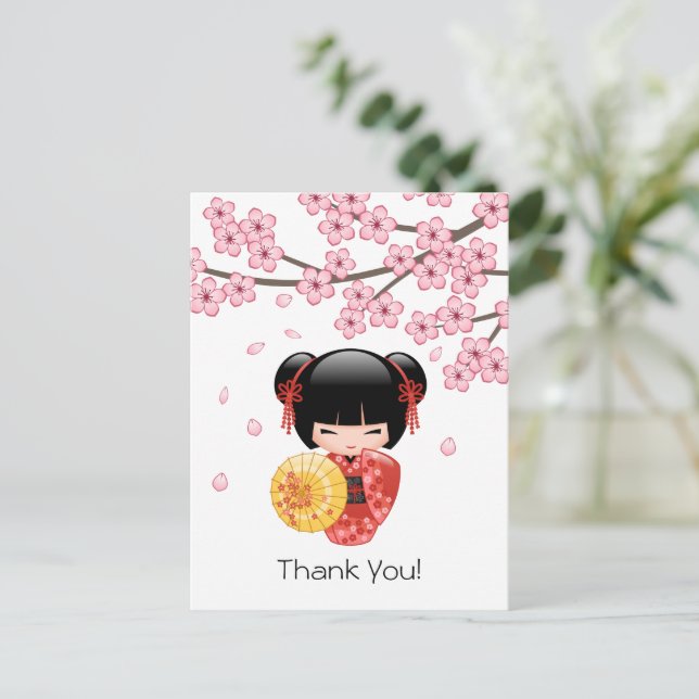 Cartão Postal Boneca Vermelha Sakura Kokeshi - Geisha Fofa Obrig (Em pé/Frente)