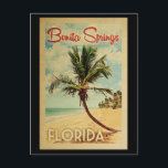 Cartão Postal Bonita Primavera Palm Tree Viagens vintage<br><div class="desc">Uma impressão de arte moderna do século médio,  a Bonita Primavera da Flórida,  no estilo viagens vintage. Ele apresenta uma palmeira curva na praia arenosa com oceano sob um céu azul nublado.</div>