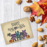 Cartão Postal Bons animais de esqueleto e abóboras no Halloween<br><div class="desc">Mande cumprimentos bonitos e um pouco assustadores para eles com este cartão postal do Dia das Bruxas. Apresenta ilustrações de animais de pelúcia bonitinhos com alguns dos seus esqueletos mostrando para um aspecto ligeiramente assustador junto com algumas abóboras de escamas cortadas. Há um morcego, um urso, um gato, um cachorro...</div>