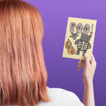 Cartão Postal Boo! Skeleton bonito e Bat Halloween<br><div class="desc">Apesar da mensagem "Boo!" na frente deste cartão postal do Halloween não há nada muito assustador com esta gritante saudação. A mensagem "BOO" é decorada com teias de aranha e é acompanhada por uma ilustração de um gato e morcego de patchwork. Esses dois animais em cinzas de carvão têm esqueletos...</div>