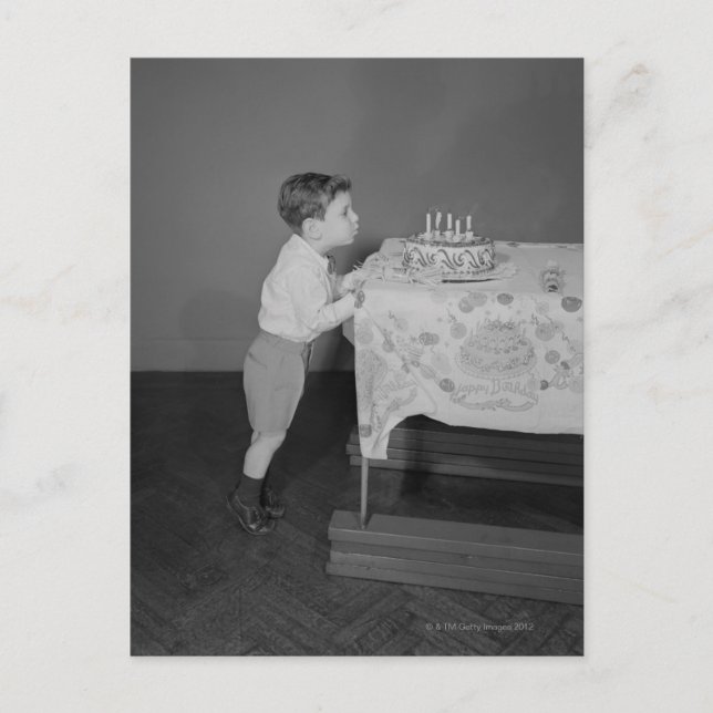 Cartão Postal Boy Blowing Out Candles (Frente)