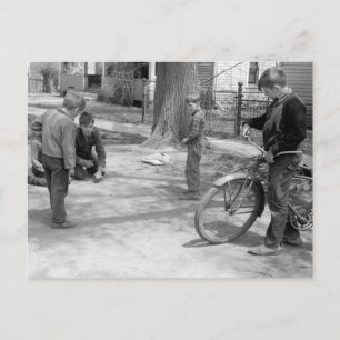 Cartão Postal Boys Playing Marbles, Woodbine, Iowa, 1940
