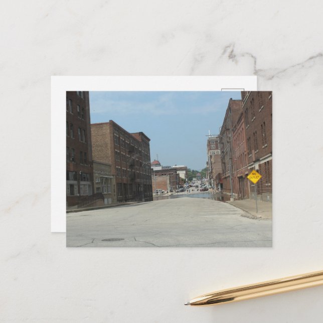 Cartão Postal Brick Buildings and NO OUTLET in Burlington, Iowa (Frente/Verso In Situ)
