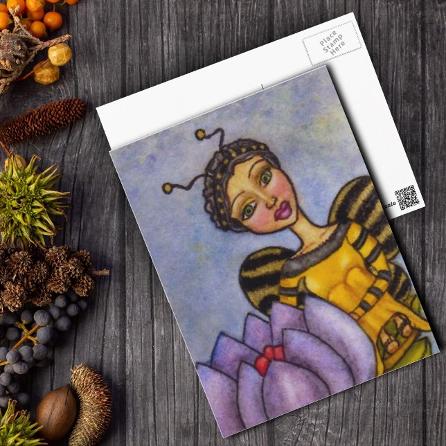 Cartão Postal Bumble Bee Fairy no Cartão-postal da Flor (Pretty Bumble Bee Fairy sitting on purple flower on blue yellow postcard.)