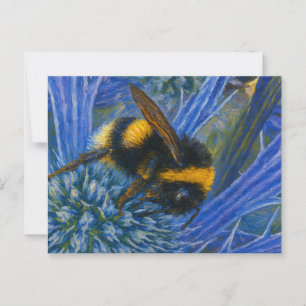 Cartão Postal Bumblebee sobre o Thistle Azul