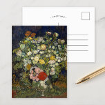 Cartão Postal Buquê de Flores num Vaso | Vincent van Gogh<br><div class="desc">Buquê de Flores num Vaso (1890) | Arte original do famoso artista neerlandês Vincent Van Gogh (1853-1890). A pintura retrata uma vida estática com um cheio de flores misturadas em um vaso. Use as ferramentas de design para adicionar texto personalizado ou personalizar a imagem.</div>