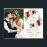 Cartão Postal Burgundy Floral Wreath Dourada Salve A Foto Da Dat<br><div class="desc">Watercolor Burgundy Marsala Floral Wreath Dourado Salvar A Data Foto Noivado Anúncio Cartão Postal</div>
