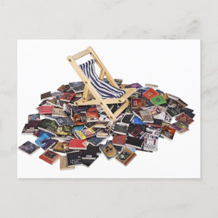 Cartão Postal Cadeira de Wooden Beach numa pilha de livros