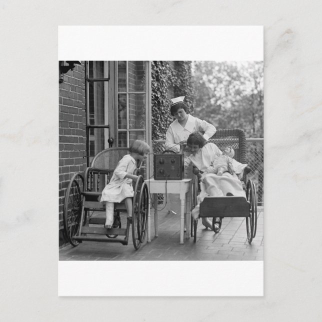 Cartão Postal Cadeiras de rodas mais velhas, 1920 (Frente)