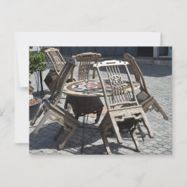 Cartão Postal Cadeiras inclinadas na mesa