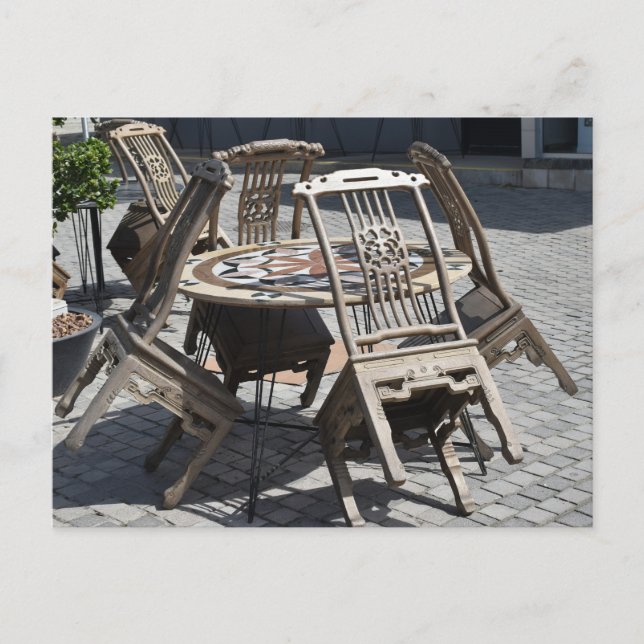 Cartão Postal Cadeiras inclinadas na mesa (Frente)