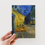 Cartão Postal Cafe Terrace à Noite | Vincent Van Gogh<br><div class="desc">Café Terrace na Night (1888),  do artista poste-impressionista holandês Vincent Van Gogh. A pintura original de arte é um óleo na canvas que representa uma cena noturna estrelada em frente a um café francês em Arles. Use as ferramentas de design para adicionar texto personalizado ou personalizar a imagem.</div>