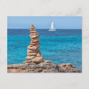 Cartão Postal Cairn no mar Mediterrâneo