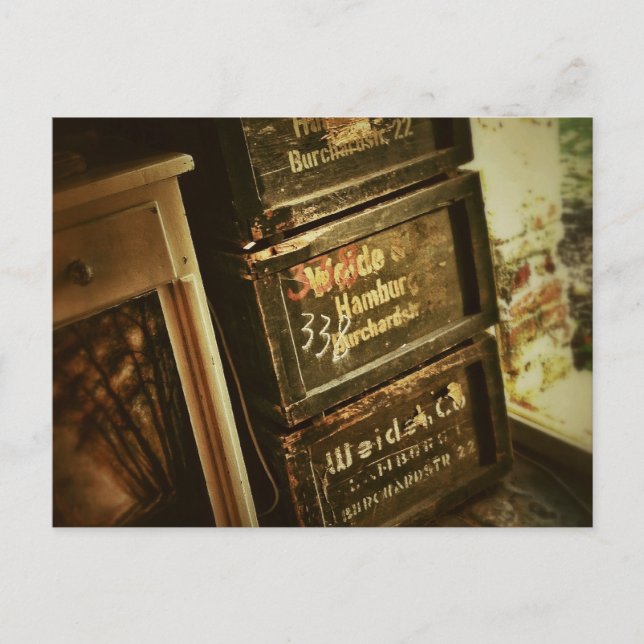 Cartão Postal Caixas de Madeira Empilhadas Rústicas Desbotadas (Frente)