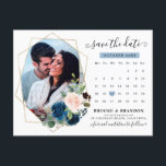 Cartão Postal Calendário Floral Blush marinho Azul Salvar a Data<br><div class="desc">Azul-azul-escuro salve o cartão de data com buquê elegante de folhas azuis-marinhos,  azuis-reais,  brancas,  rosa-esbranquiçadas e verdes-sábios de eucalipto. Entre em contato comigo para obter ajuda sobre a personalização ou se você precisar de outro produto com este design.</div>