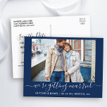 Cartão Postal Caligrafia Casando, Salve A Data Azul<br><div class="desc">Casal de Script de Tendy Calliografia Moderna Foto de Tendy que estamos nos casando Salve o Cartão-Postal de Anúncio do Noivado de Data - Azul Marinho</div>