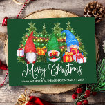 Cartão Postal Caligrafia divertida Gnomos de Natal Feliz Verde<br><div class="desc">A Caligrafia Moderna Escreve Gnomos de Aquarelas de Natal Feliz,  Cartão-postal com Pinheiros e luzes coloridas de cordas. Nome da Família e Ano - Fundo Verde da Floresta</div>