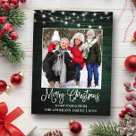 Cartão Postal Caligrafia natalícia Luzes verdes de madeira<br><div class="desc">Cartão-postal de Natal Merry Family Photo Holiday - Rustic Country Green Wood com luzes de cordas</div>