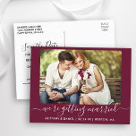 Cartão Postal Caligrafia Se Casando Salve A Borda<br><div class="desc">Foto do Casal de Script de Tendy Calliografia Moderna que estamos nos casando Salve o Cartão-Postal de Anúncio do Noivado de Data - Borgonha</div>