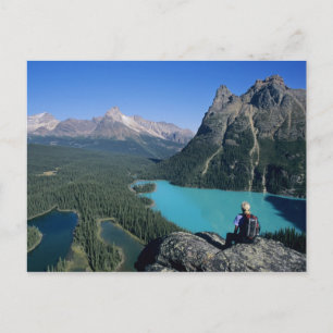 Cartão Postal Caminhante com vista para o lago de cor turquesa
