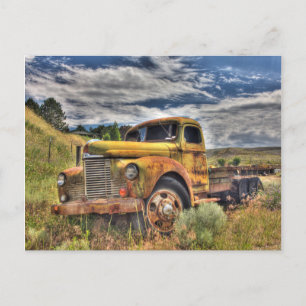 Cartão Postal Caminhão velho abandonado em campo