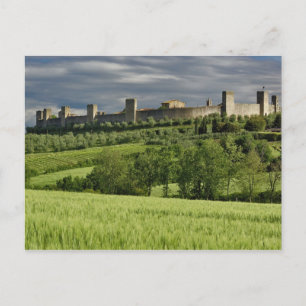 Cartão Postal Campo de trigo e Monteriggioni distante, em