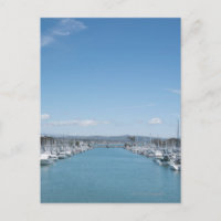 canal no porto em um dia ensolarado com céu azul