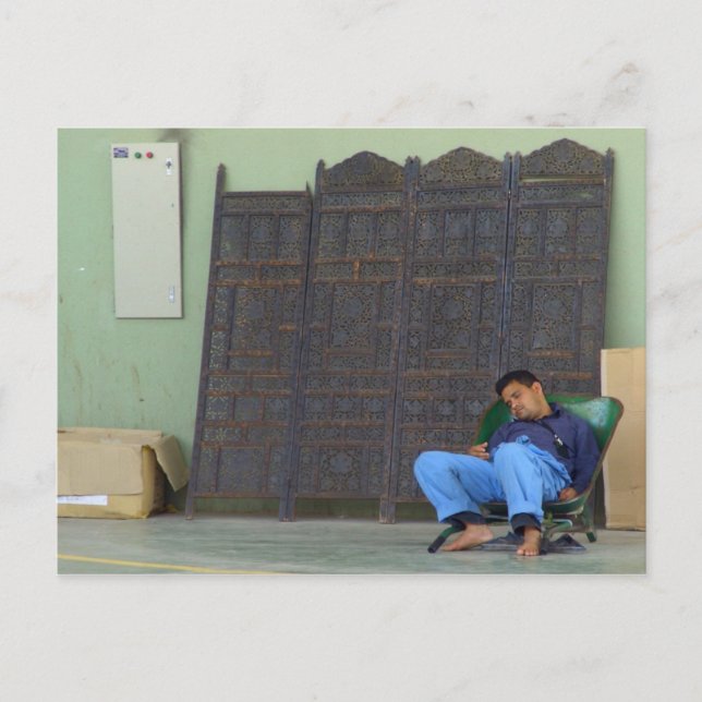 Cartão Postal Cansado - Pessoas no mercado de sexta-feira, Kuwai (Frente)