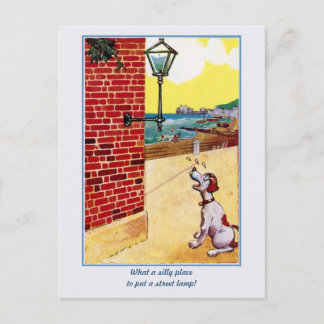 Cartão Postal Cão-de-ouro engraçado e luz de rua