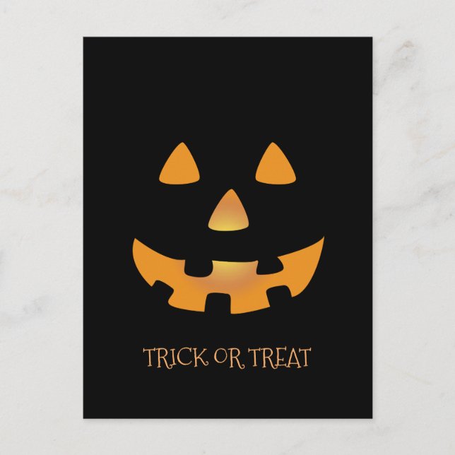Cartão Postal Cara de abóbora do Halloween sobre fundo preto (Frente)