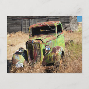 Cartão Postal Carro enferrujado em frente a fazenda abandonada