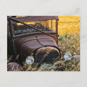 Cartão Postal Carro velho abandonado em grama alta