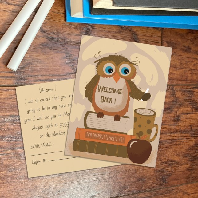 Cartão Postal Cartão-postal Bem-vindo ao Professor Owl Brown (Welcome back to school owl teacher postcard with school name .)