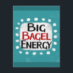 Cartão Postal Cartão-postal Big Bagel Energy<br><div class="desc">"Big Bagel Energy" é um design de texto fofo em azul com texto preto e vermelho,  junto com uma forma de sotaque branca e pontos brancos texturizados ao seu redor.</div>