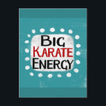 Cartão Postal Cartão-postal Big Karate Energy<br><div class="desc">"Big Karate Energy" é um design de texto divertido com forma de sotaque branco cercado por pontos brancos texturizados.</div>