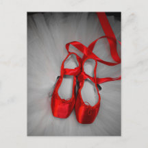 Cartão-postal branco com calçados de balé vermelho