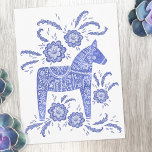 Cartão Postal Cartão-postal branco e azul-marinho<br><div class="desc">Um tradicional design de Dala Horse sueco em azul-indigo fresco e branco.</div>