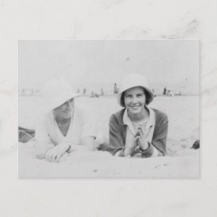 Cartão Postal Cartão-postal das damas em Praia, preto e branco