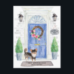 Cartão Postal Cartão-postal de anúncio em movimento Chihuahua<br><div class="desc">Anuncie seu novo discurso com nosso anúncio de na moda apresentando um Chihuahua de Cabelo Longo,  porta azul,  tapete de boas-vindas,  letreiro,  topiários e uma coroa floral em um fundo de tijolo de cinza.</div>