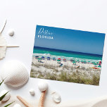 Cartão Postal Cartão-postal de fotografia de praia da Destin Flo<br><div class="desc">Este belo cartão postal da praia da Destruidora Flórida apresenta as bonito águas oceânicas verdes e azuis de Sandestin ao longo da costa. Os guarda-chuvas coloridos lembram aos caçadores como é maravilhoso deitar-se ao sol num dia sereno no Verão. Linda escrita cursiva branca para a minha cidade costeira favorita na...</div>