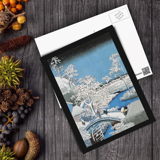 Cartão Postal Cartão-postal de ponte asiática e paisagem de neve (Winter Asian scene people on bridge snow in blue white with black border postcard.)