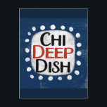Cartão Postal Cartão-postal do Chicago Deep Dish<br><div class="desc">Um design de mensagem tipográfica divertido e fofo que diz "Chi Deep Dish". Possui texto preto e vermelho em um retângulo branco com pontos brancos funky e divertidos ao redor,  tudo em um fundo azul.</div>