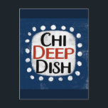 Cartão Postal Cartão-postal do Chicago Deep Dish<br><div class="desc">Um design de mensagem tipográfica divertido e fofo que diz "Chi Deep Dish". Possui texto preto e vermelho em um retângulo branco com pontos brancos funky e divertidos ao redor,  tudo em um fundo azul.</div>