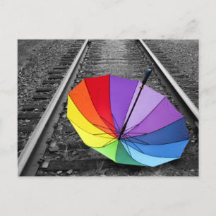 Cartão Postal Cartão-postal do Rainbow Umbrella On Train Traces